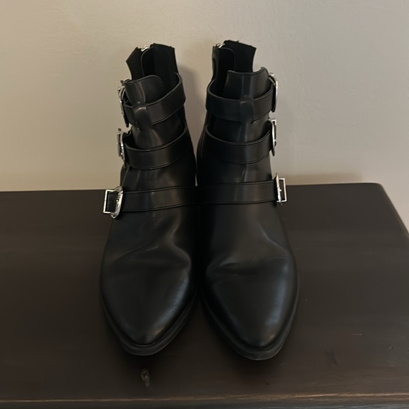 NEW Steve Madden Black Western Style Ankle Boot w. silver buckles point toe - Picture 9 of 9